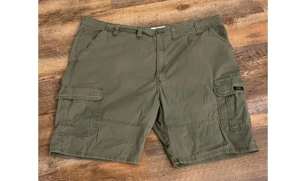 Wrangler relaxed fit green khaki cargos, 48 mens